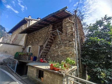 Foto Rustico in via chenuil 3, Pont-Saint-Martin Centro di 110 m²