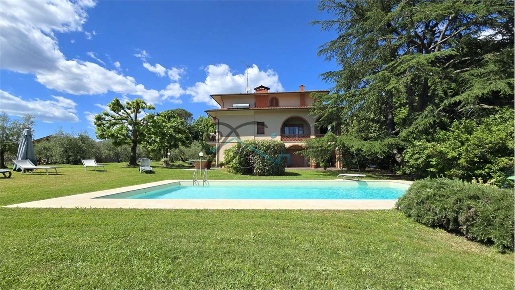 Foto Villa unifamiliare in Str. della Lavandara, Capannori di 540 m²