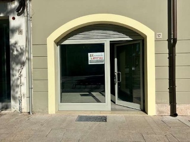 Foto Negozio in PIAZZA COSTITUENTE 17, Mirandola Centro di 45 m² in affitto