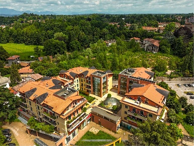 Foto Negozio in CORSO EUROPA, Somma Lombardo Centro di 1550 m² con 1 locali