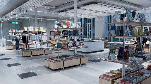 Foto Negozio in CORSO EUROPA, Somma Lombardo Centro di 1550 m² con 1 locali