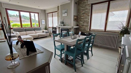 Foto Appartamento in Via Dei Pini, Armeno Centro di 105 m² con 3 locali