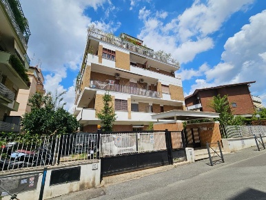 Foto Appartamento in Via Tommaso Pendola, Roma di 75 m² con 2 locali