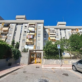 Foto Appartamento in Piazza Falcone Borsellino, Bari di 90 m² con 3 locali