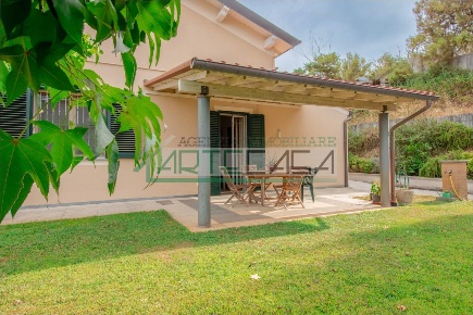 Foto Casa indipendente a Buti Cascine La Croce di 170 m² con 5 locali