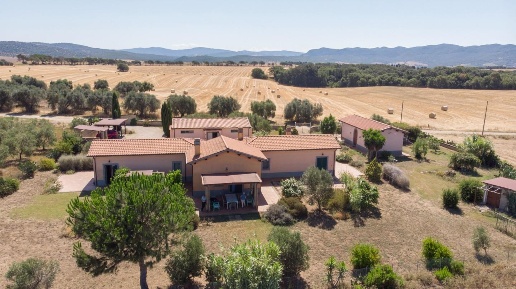 Foto Villa unifamiliare a Tarquinia Campagna di 280 m² con 8 locali