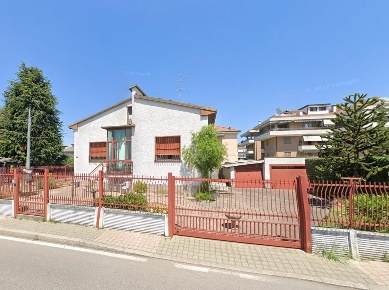 Foto Villa unifamiliare a Cesano Maderno di 180 m² con 4 locali in vendita