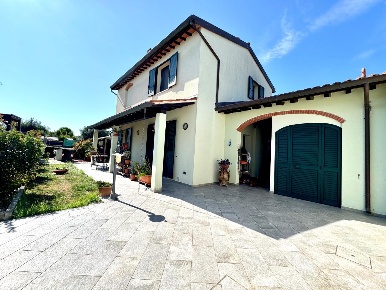 Foto Villa unifamiliare a Cascina di 120 m² con 6 locali in vendita