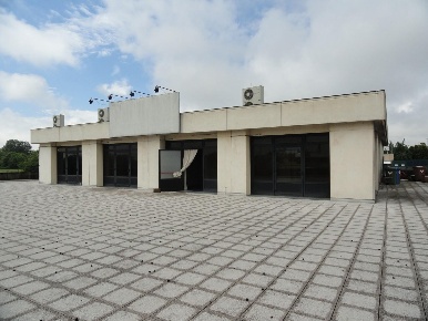Foto Locale commerciale a Cornate d'Adda Centro di 559 m² con 1 locali