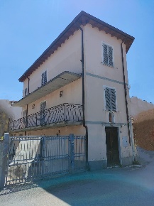 Foto Casa indipendente a Massa Centro di 280 m² con 10 locali in vendita