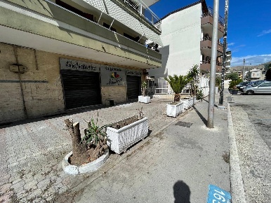 Foto Negozio in VIA SALVO D'ACQUISTO, Caserta Petrarelle di 55 m²