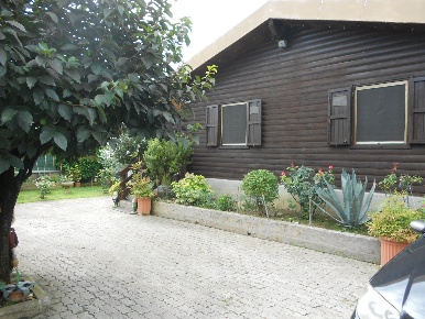 Foto Casa indipendente a Massa Zona Industriale di 152 m² con 8 locali