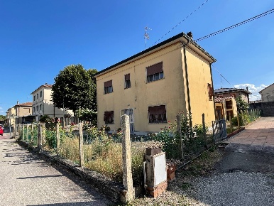 Foto Casa indipendente in Viale Bruno Buozzi, Voghiera Centro di 200 m²