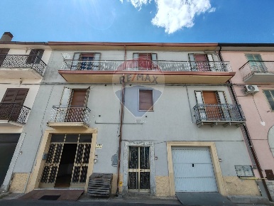 Foto Casa indipendente in Via Molise, Campolattaro di 400 m² con 10 locali