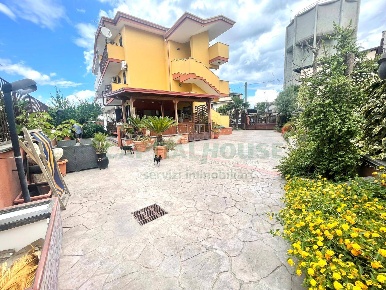 Foto Villa unifamiliare a Pomigliano d'Arco di 137 m² con 8 locali