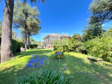 Foto Villa singola a Vejano di 660 m² con 10 locali in vendita