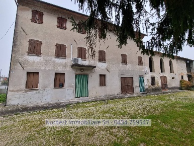 Foto Casa indipendente a Codognè Centro di 150 m² con 8 locali in vendita