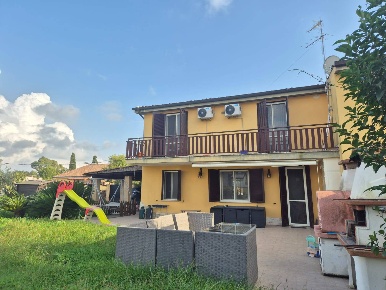 Foto Villa unifamiliare in Via Occimiano, Roma di 220 m² con 5 locali