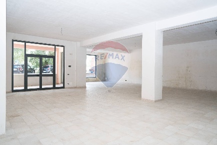 Foto Locale commerciale in Via Livatino, Enna di 415 m² con 2 locali