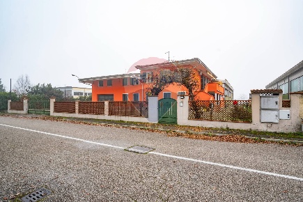 Foto Casa indipendente in VIA CURIE, Gualtieri Centro di 352 m² in vendita