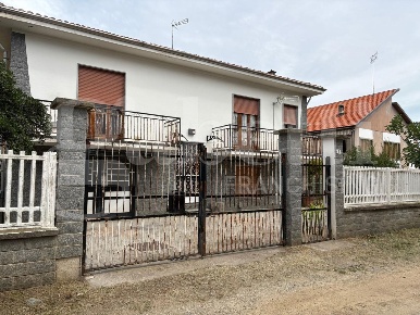 Foto Villa unifamiliare in Mombello, Alpignano di 280 m² con 8 locali