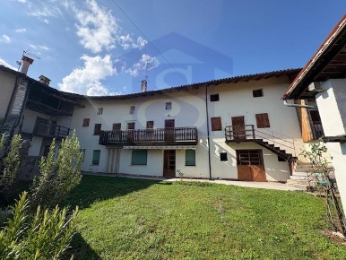 Foto Rustico a Budoia Centro di 300 m² con 13 locali in vendita