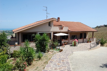 Foto Casa indipendente a Pineto di 280 m² con 5 locali in vendita
