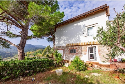 Foto Villa bifamiliare in Valle Benedetta 38c, Livorno di 310 m² in vendita