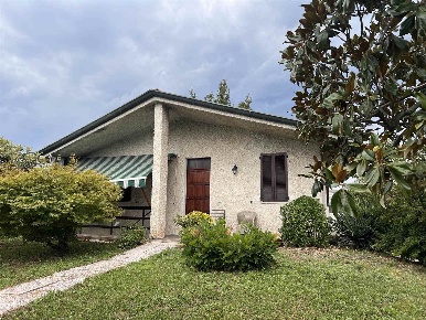 Foto Casa indipendente a Pontirolo Nuovo di 582 m² con 4 locali in vendita