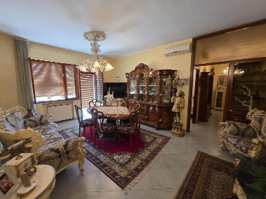 Foto Appartamento a Chioggia Sottomarina di 110 m² con 6 locali in vendita