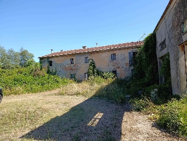 Foto Rustico a Montale Centro di 1000 m² con 999 locali in vendita