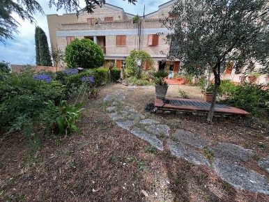 Foto Villa a schiera a Ancona Q3 di 177 m² con 8 locali in vendita