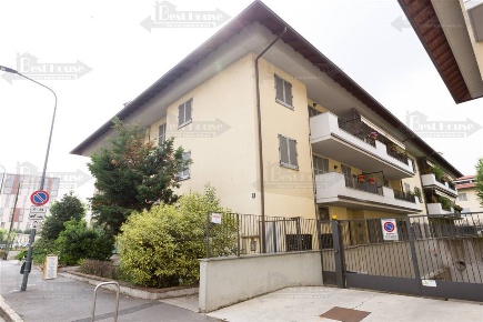 Foto Garage in via Folli 8, Milano Lambrate di 25 m² con 1 locali