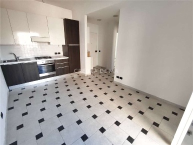 Foto Appartamento in Via Volta, Rapallo Centro - Esterno Ferrovia di 65 m²