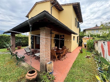 Foto Villa unifamiliare in Viale Apua, Pietrasanta di 120 m² con 9 locali