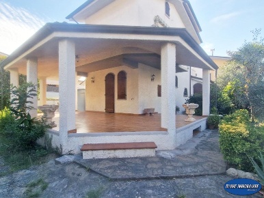 Foto Villa unifamiliare a Viareggio Torre del Lago di 260 m² con 8 locali