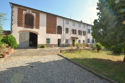Foto Villa bifamiliare a Capannori Verciano - Guamo di 300 m² con 5 locali