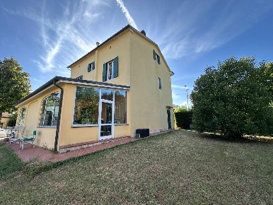 Foto Villa unifamiliare a Lucca Piazza Anfiteatro - Torre Guinigi di 200 m²