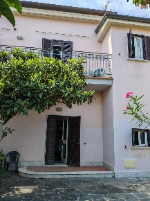 Foto Case semi ndipendenti a Carrara Marina di Carrara di 130 m² in vendita