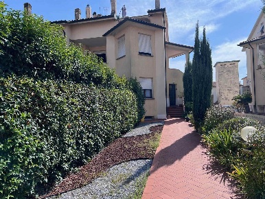Foto Appartamento a Campiglia Marittima di 150 m² con 8 locali in vendita
