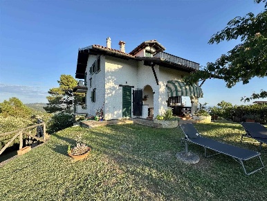 Foto Villa unifamiliare a Massarosa Camaiore Paese di 240 m² con 12 locali