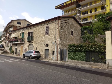 Foto Appartamento a Civitella Roveto Centro di 72 m² con 5 locali