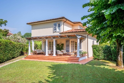 Foto Villa unifamiliare in Via Genova, Forte dei Marmi Vittoria Apuana