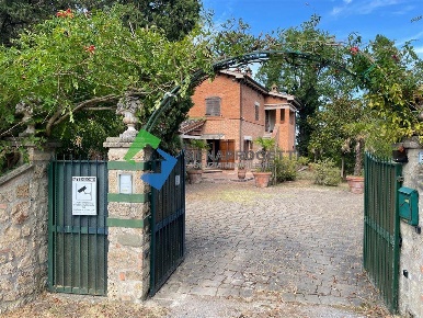 Foto Villa unifamiliare in SP 321, Cetona Centro di 350 m² con 12 locali