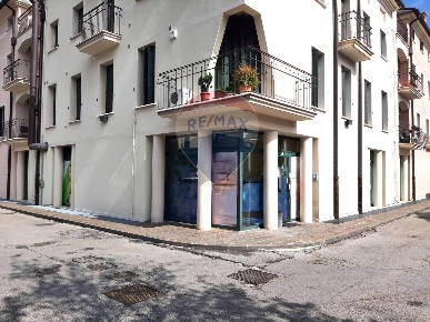 Foto Locale commerciale in Via 8-9 Maggio 1848, Cornuda Centro di 81 m²