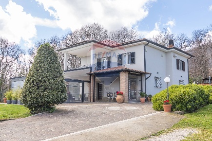 Foto Villa singola a Velletri Cigliolo, Via Ariana di 250 m² con 6 locali