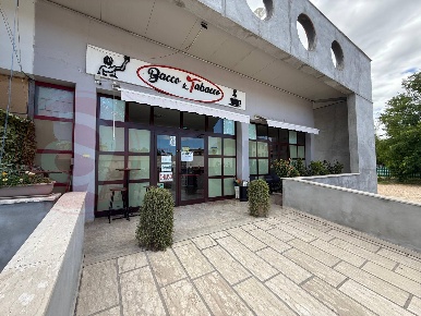 Foto Attività commerciale in Viale Alessandro Manzoni, Aquino di 90 m²