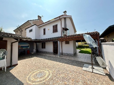 Foto Villa singola a Alessandria di 140 m² con 6 locali in vendita