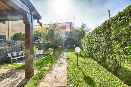 Foto Villa unifamiliare in VIA DOBERDO, Monza San Rocco di 180 m²