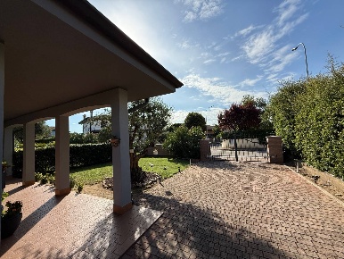 Foto Case semi ndipendenti a Curtatone Levata di 172 m² con 4 locali